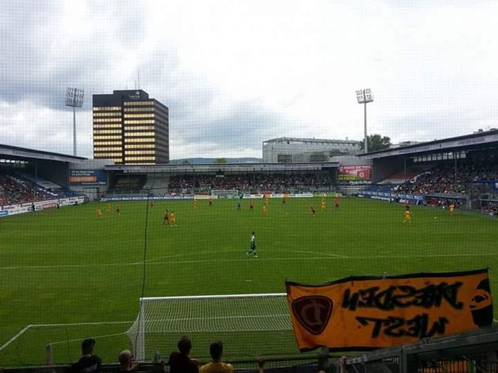 In der Brita-Arena in Wiesbaden nahm Dynamo bereits den einen und anderen Punkt mit nach Hause. Foto: Pohl