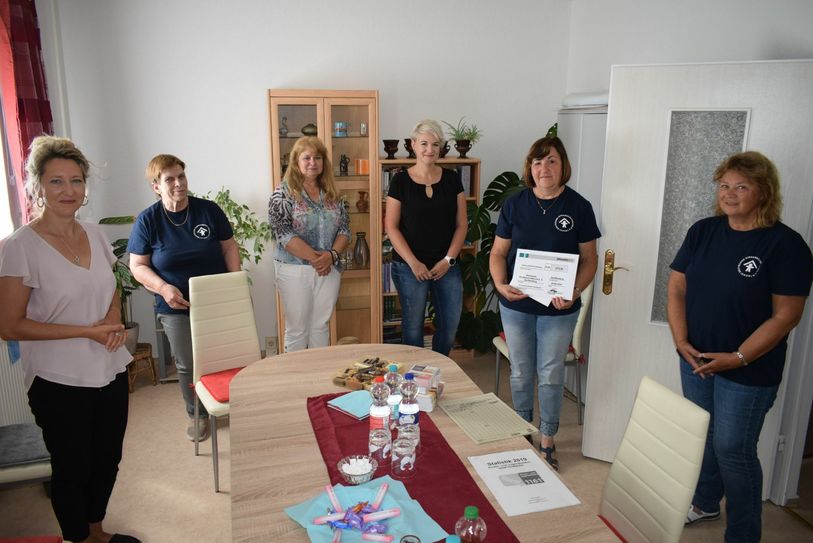 Doreen Meinhardt (l.), Bereichsleiterin im Jobcenter Senftenberg überreicht gemeinsam mit Teamleiterin Bianca Kunze (3.v.l.) und Fallmanagerin Michaela Röttger (3.v.r.) den Spendenscheck über 275 € an Christiane Hein (r.), Leiterin des KSB Senftenberg und ihre Unterstützerinnen Sabine Fritsche (2.v.l.) und Gerlinde Hannig (2.v.r.) Foto: pm