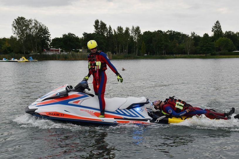 Die gerettete Person liegt sicher ohne Festhalten auf dem Sled. Foto: DRK Lausitz/D.Petermann