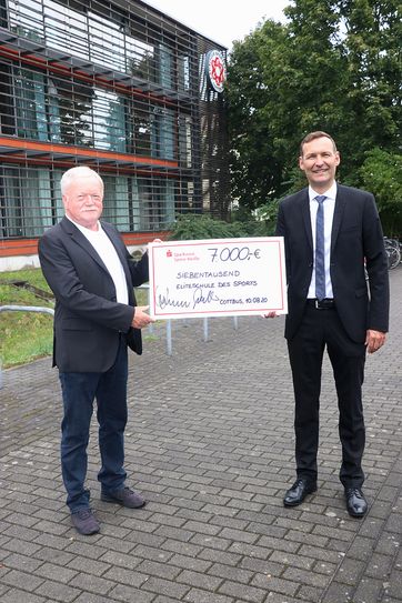 Wolfgang Neubert (li.) und Sven Walter bei der Übergabe des Schecks. Foto: pm