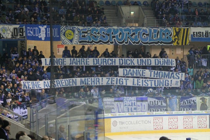 Ein Dank der Fans an Thomas Popiesch, dem ehemaligen Cheftrainer der Eislöwen, für seine geleistete Arbeit.
