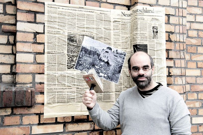 Dramaturg Patric Seibert bei der Vorbereitung für die Ausstellung im Großen Haus. Foto: Staatstheater Cottbus/Marlies Kross