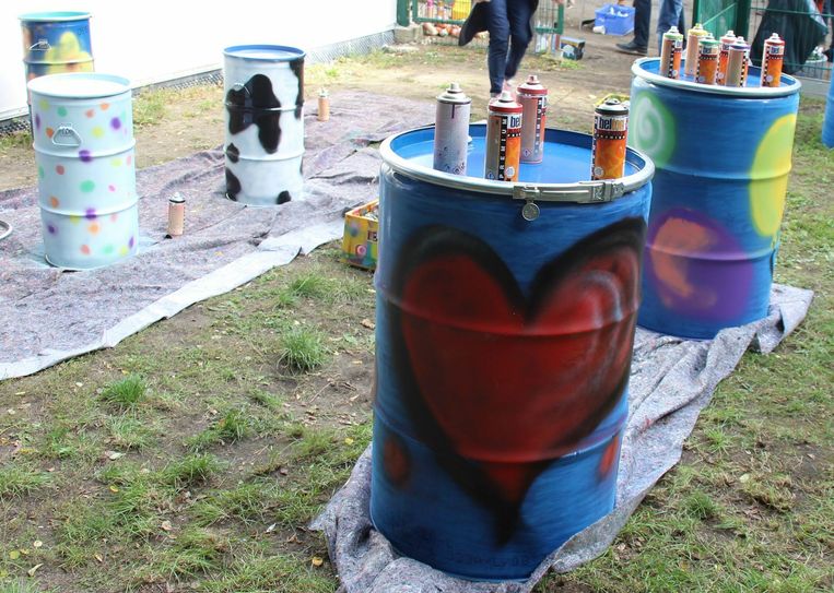 Blechtonnen mit 200 Liter und 60 Liter Fassungsvermögen wurden phantasievoll gestaltet. Foto: sts