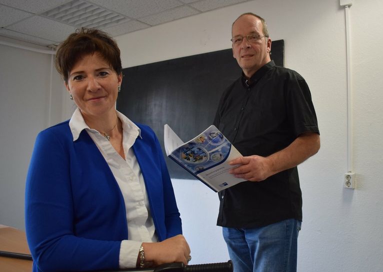 Die Regionalleiterin Tina Viel und Ausbilder Lutz Schrön  kümmern sich um die Ausbildung der Sicherheitskräfte in Bautzen.