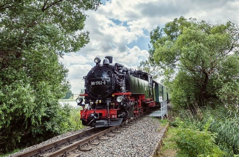 Lößnitzgrundbahn unterwegs nach Radeburg.
