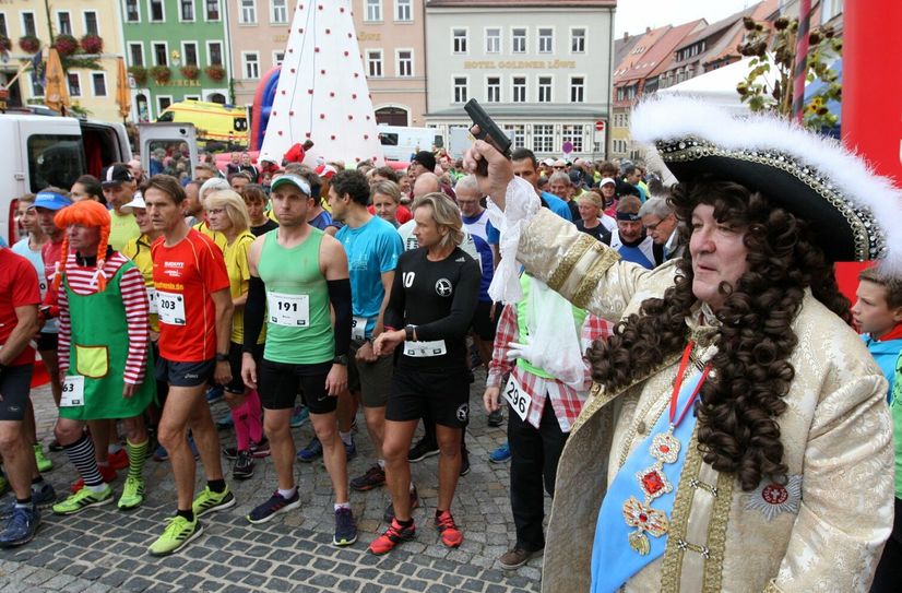 Beim ersten Basaltlauf in Stolpen gab Roland Buschak alias August der Starke den Startschuss zum Hauptlauf auf dem Markt.