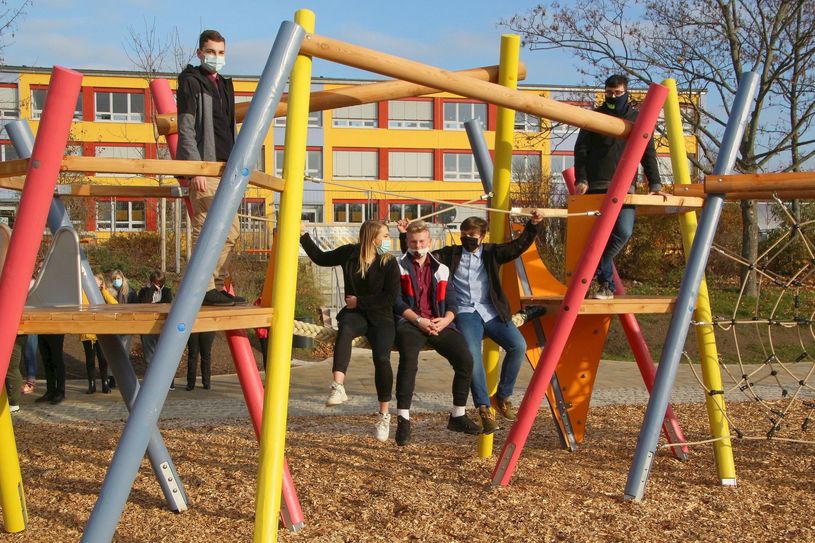 Die Sportklasse testet für die Jüngsten schon mal den neuen Hortspielbereich. Fotos: Farrar