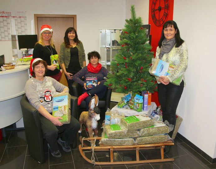 Das WochenKurier Team: Steffi Sossna, Anett Stel, Dörte Hanisch, Kerstin Baumert und Verena Farrar (v.l.) sagen Danke für die vielen Spenden für den Elbetierpark Hebelei. (Zum Team Großenhain gehört Kathleen Müller - Sie konnte leider nicht beim Fototermin dabei sein). Foto: Privat/ Archiv