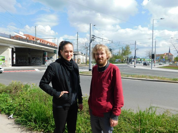Uta Gensichen und Matthias Medicus von FUSS e.V. Dresden an einer typischen Auto-bestimmten Kreuzung in der Liststraße.