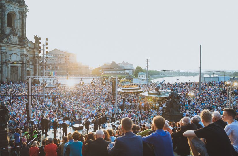 "Dresden singt und musiziert" auf und vor der Freitreppe Brühlsche Terrasse.