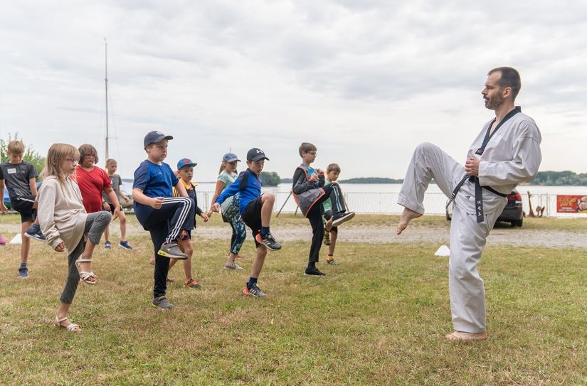 In Schnupperkursen, wie hier beim Taekwondo, können die Kinder verschiedene Sportarten ausprobieren.