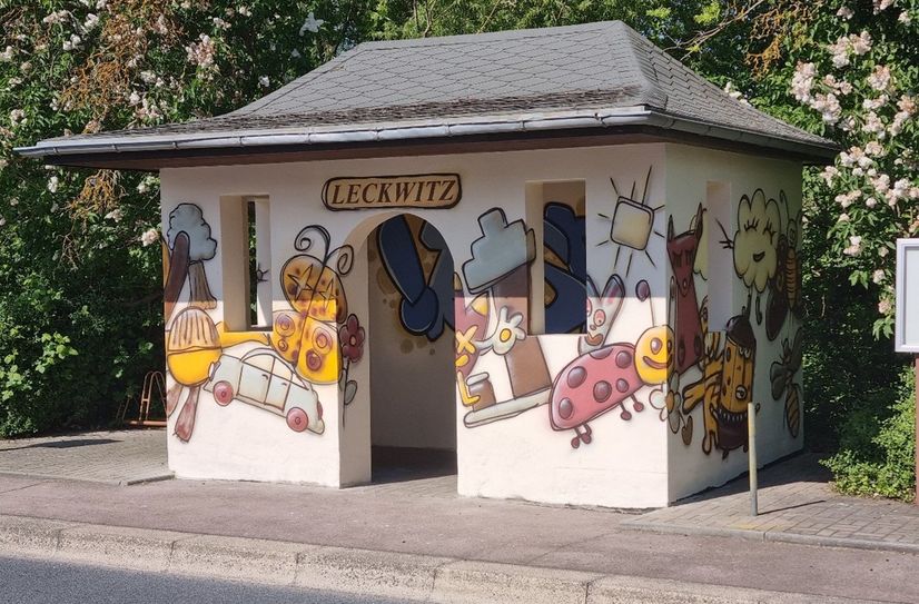 Neu gestaltetes Bushäuschen in Leckwitz.