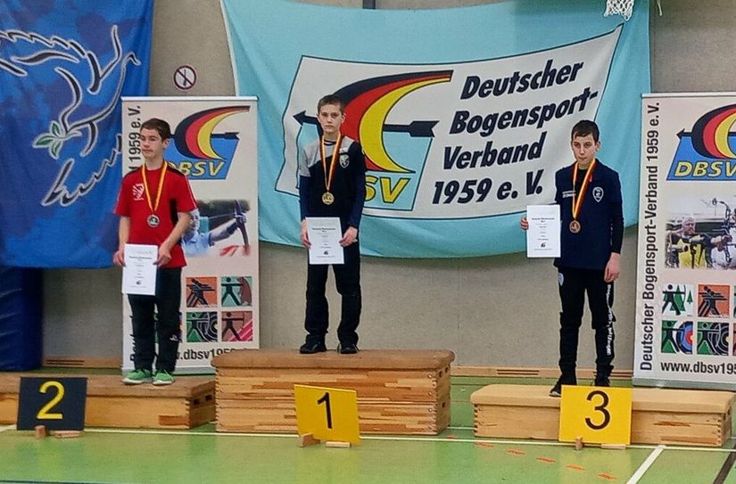 Jonas Falz (Mitte) steht ebenfalls nach dem Turnier auf dem Treppchen für die Goldmedaille.