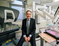 Klinikum Görlitz Urologie, Chefarzt Privatdozent Dr. habil. Vladimir Novotny vor dem OP-Roboter.