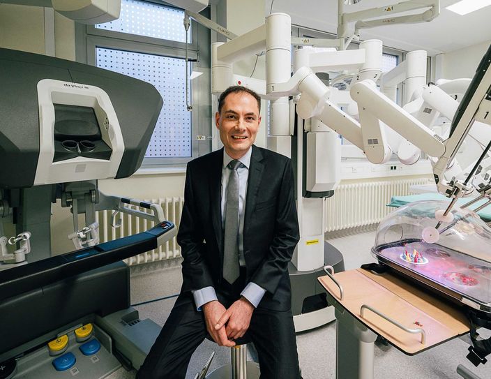 Klinikum Görlitz Urologie, Chefarzt Privatdozent Dr. habil. Vladimir Novotny vor dem OP-Roboter.