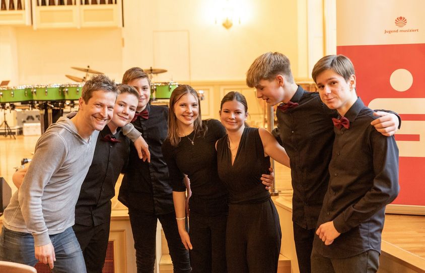 Das Ensemble „Weberknechte. von links: Dipl. Mus. Päd. Lars Weber, Marlon Weber, Jonas Kloditz, Charlotte Frieda Kugler, Elisabeth Paula Kugler, Karl Arthur Friedrich, Noah Poller.  Foto: Uwe Hauth