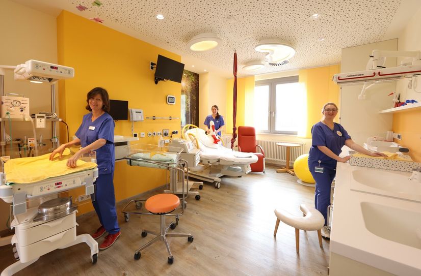 Die Hebammen des Helios Klinikums Pirna laden werdende Eltern zu den wöchentlichen Kreißsaalführungen ein.