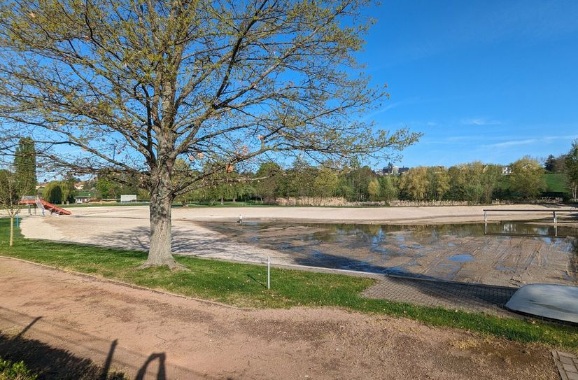 Vorkehrende Arbeiten im Naturbad Mockritz.