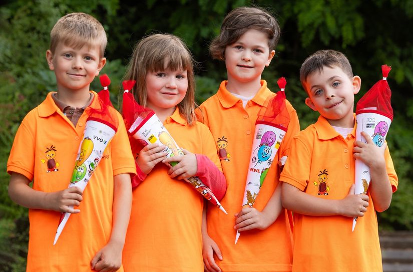 Jonas, Pauline, Hanna und Liam waren 2024 die ersten Dresdner ABC-Schützen, die ihre Zuckertüte in den Händen halten konnten (v.l.n.r.).