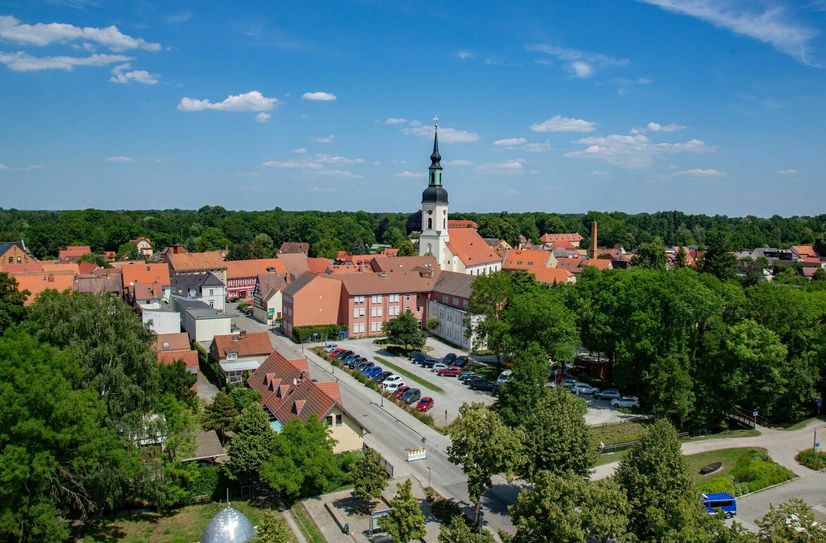 Lübbenaus Altstadt mit der Pfarrkirche St. Nikolai und dem Rathaus davor.