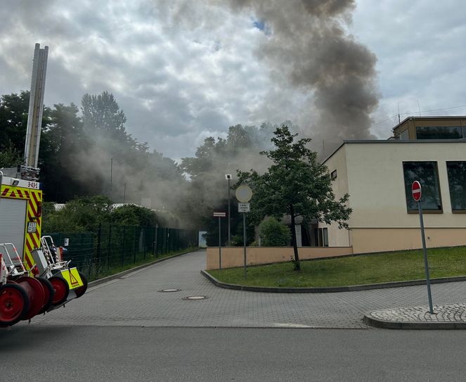 Durch den Brand wurden Dach, Fassade, Lüftungsanlage und Lüftungskanäle beschädigt.