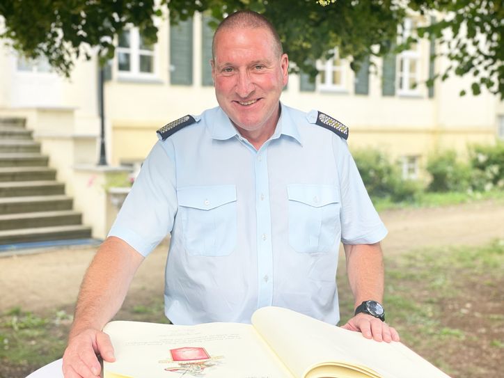 Einer der Helden: Eintrag ins goldene Buch 
Foto: Stadt Lübben, Bettina Möbes
