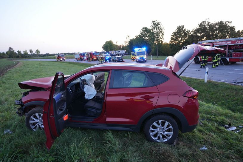 Ein Fahrzeug wurde bei der Kollision bis in das angrenzende Feld geschleudert.