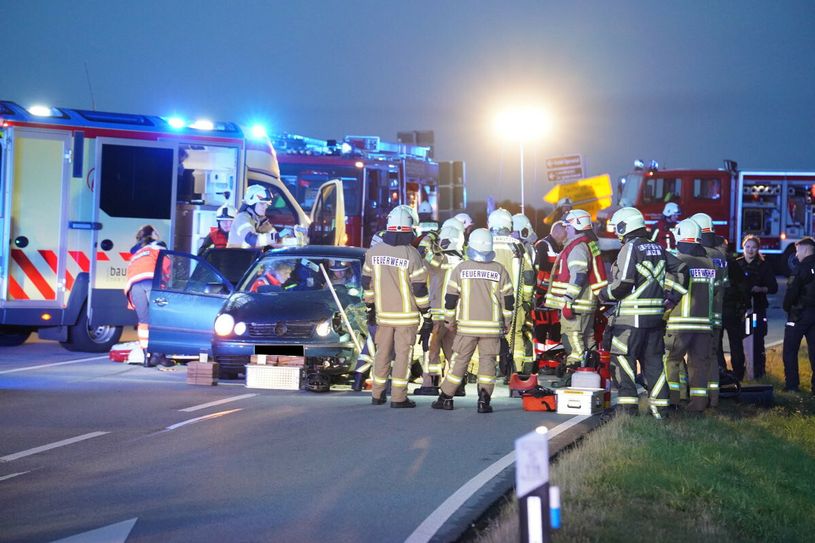 Die Fahrerin des VW Polo musste von Kameraden der Feuerwehr aus dem Fahrzeug befreit werden.