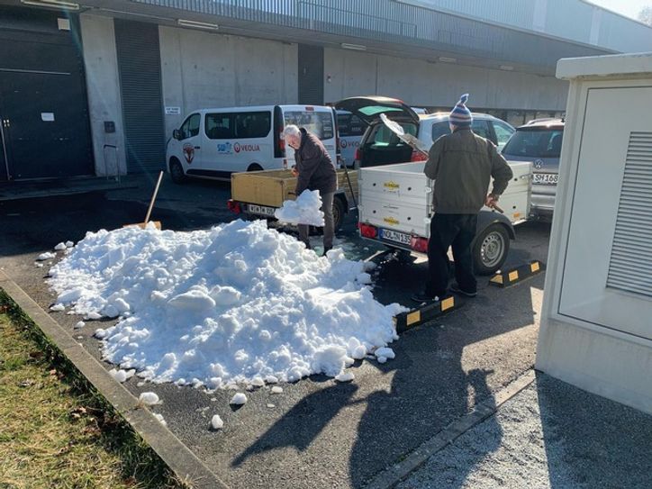 Zehn Kilometer weit wird der Schnee bis zum Zielort Krauschwitz transportiert. Das Einschaufeln auf die Hänger ist Handarbeit.