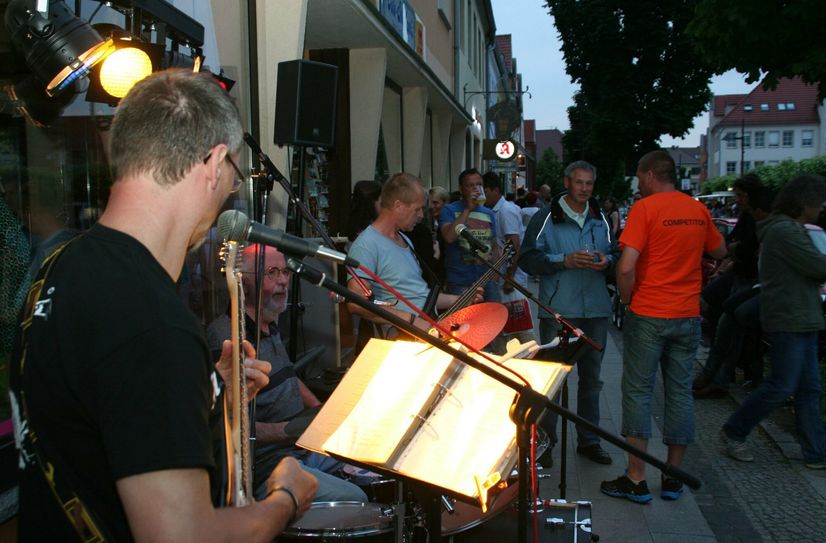 Für die Shoppingnacht am 13. Juli in Lübben sucht die Kreisstadt jetzt Musiker, die den Abend bereichern möchten - so wie etwa hier während der Shoppingnacht 2013.
