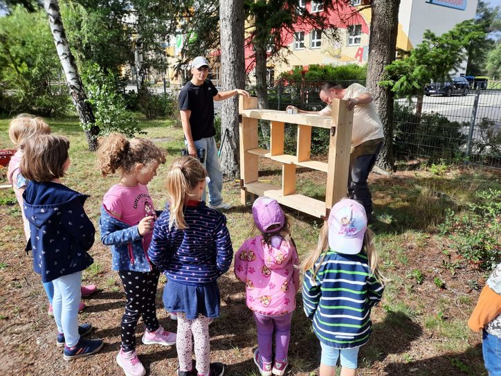 Unter strenger Aufsicht wurde der Rahmen des Insektenhotels aufgestellt.