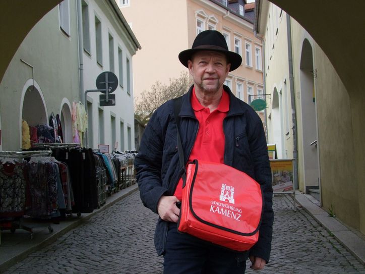 Der 65-Jährige hat schon einige Stadtführungen durchgeführt. Dem früheren Sozialarbeiter gefällt diese Tätigkeit: Es mache großen Spaß Touristen durch die Heimatstadt zu führen.