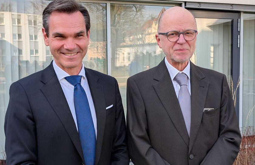 Dr. Jochen Eberhard (r.) mit seinem Nachfolger Prof. Dr. Steffen Schön.