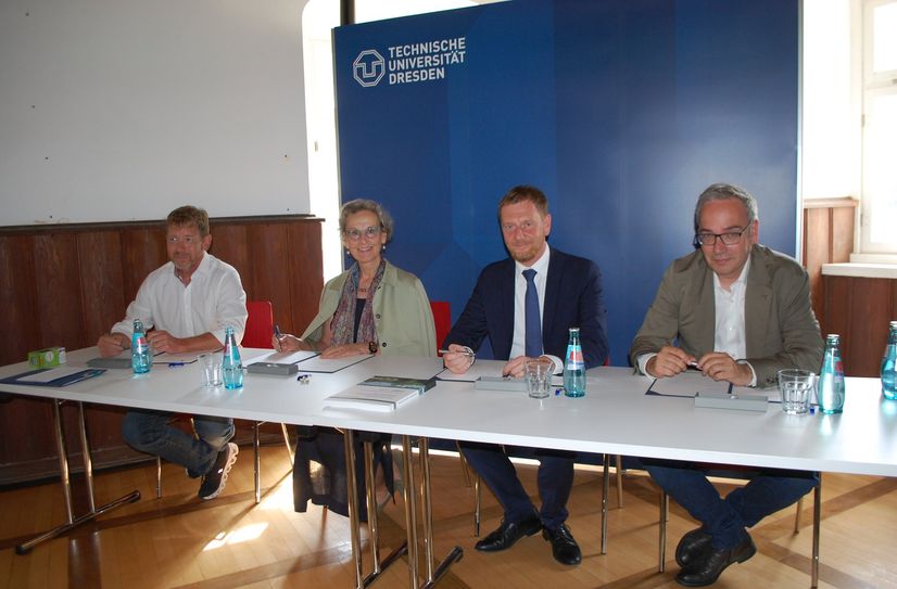 Ministerpräsident Michael Kretschmer (2.v.r.), TUD-Rektorin Prof. Ursula Staudinger (2.v.l.), TUD-Kanzler Jan Gerken (r.) und Silvio Ziesemer, Bürgermeister von Tharandt (l.), bei der Unterzeichnung der Überlassungsurkunde.