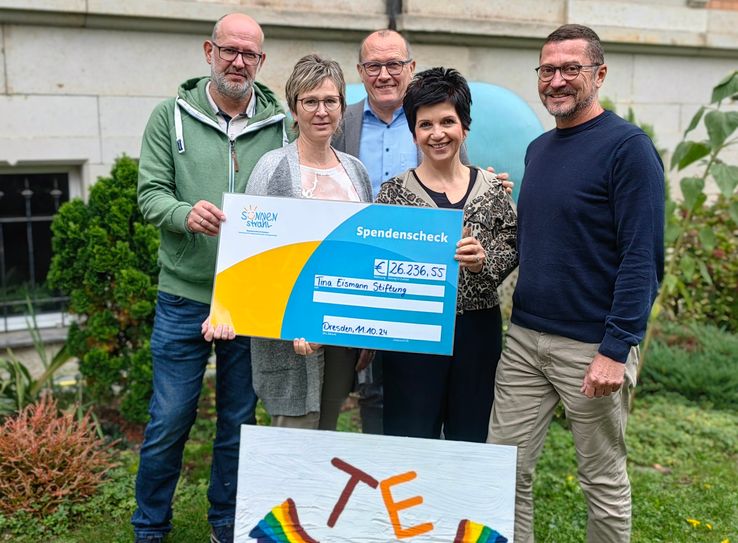 Tinas Eltern Mike und Silke Eismann, die Stiftungsgründer Lutz Hoffmann und Simone Saloßnick sowie Falk Noack (GF Sonnenstrahl e.V.) bei der Übergabe des Spendenschecks.