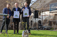 Im Rahmen einer feierlichen Zeremonie auf dem Projekt- und Erlebnisgut Göhlis haben der Landrat Ralf Hänsel (M.) und der Riesaer Oberbürgermeister Marco Müller die gemeinsame Schirmherrschaft für das »Projekt- und Erlebnisgut Göhlis« offiziell übernommen.