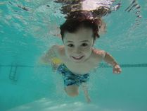 Schwimmen unterstützt die Entwicklung der motorischen Fähigkeiten bei Kindern.