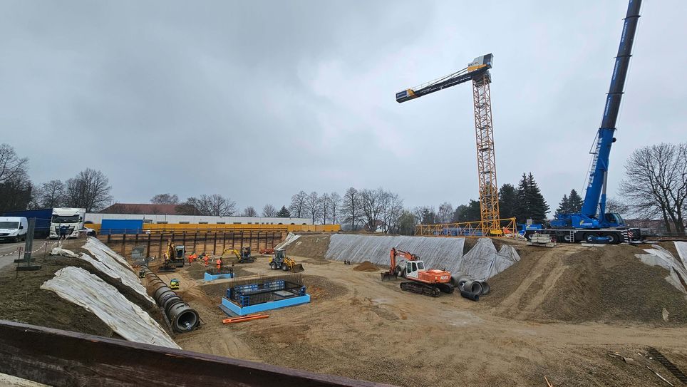 Baustelle mit Baukran während des Errichtens.