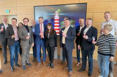 Die OSL-Katastrophenschutz-Leuchttürme wurden jetzt in Schwarzheide symbolisch mit kleinen Leuchttürmen an die elf OSL-Kommunen überreicht.