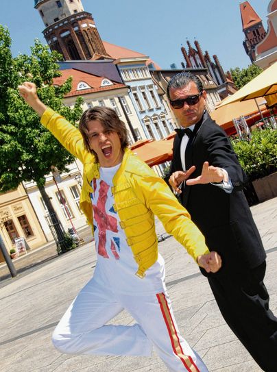 Auf dem Cottbuser Altmarkt: Die Posen von Freddy Mercury und Falco haben Sascha Lien (links) und Axel Herrig natürlich drauf. Aber auch musikalisch lassen sie die Legenden lebendig werden. Foto: Jan Hornhauer