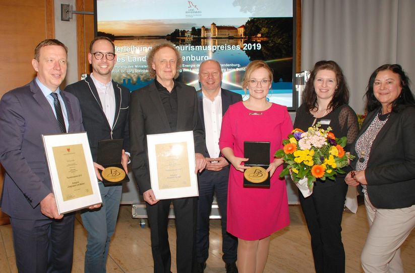 Feierten gemeinsam in der Landesvertretung in Berlin v.l.n.r.: Landrat Christian Heinrich-Jaschinski, „ElsterPark“-Leiter Robert Haenzel, der Geschäftsführer der Elster-Werkstätten gemeinnützige GmbH, Dr. Frank Hamann, Ingolf Hänßgen, Vertriebsleiter Mineralquellen Bad Liebenwerda, Marketingkoordinatorin Janine Kauk, Tourismusverbandsgeschäftsführerin Elbe-Elster-Land, Susanne Dobs, und die Leiterin der Touristinfo Bad Liebenwerda, Kerstin Jahre. Foto: Pressestelle Kreisverwaltung/Torsten Hoffgaard