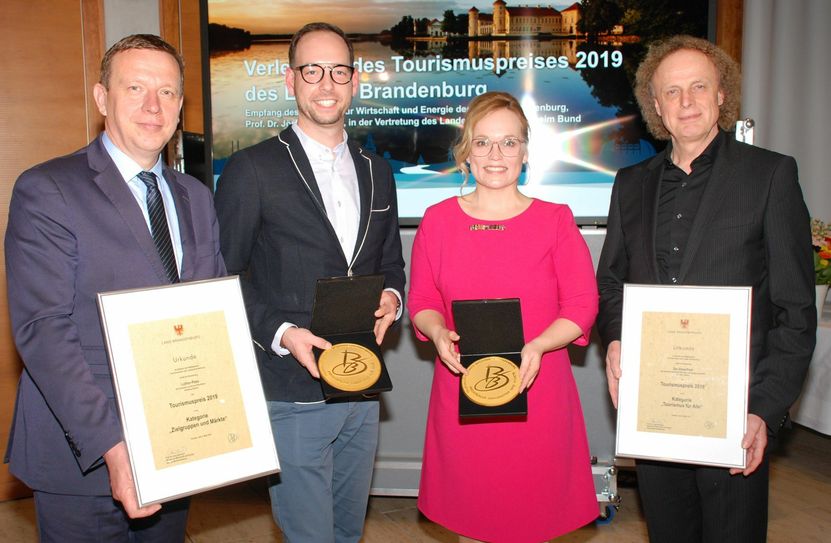 Freuen sich gemeinsam über die Auszeichnung mit dem Tourismuspreis Brandenburg 2019 v.l.n.r.: Landrat Christian Heinrich-Jaschinski, „ElsterPark“-Leiter Robert Haenzel, Marketingkoordinatorin Janine Kauk sowie der Geschäftsführer der ELSTER-WERKSTÄTTEN gemeinnützige GmbH, Dr. Frank Hamann. Foto: Pressestelle Kreisverwaltung/Torsten Hoffgaard