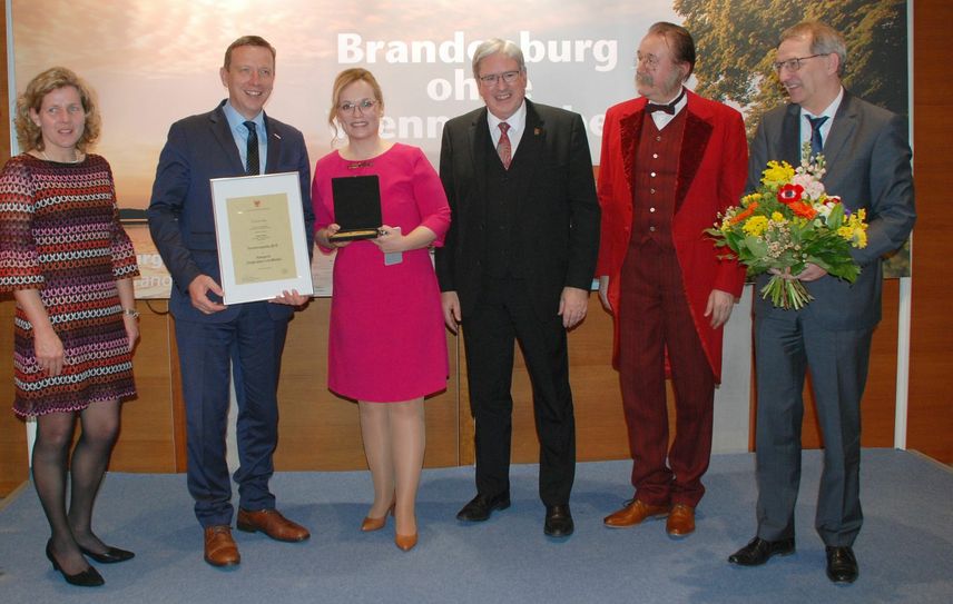 Während der Ehrung mit Wirtschaftsminister Jörg Steinbach (3.v.r.): Landrat Christian Heinrich-Jaschinski (2.v.l.) und Marketingkoordinatorin Janine Kauk (3.v.l.). Foto: Pressestelle Kreisverwaltung/Torsten Hoffgaard
