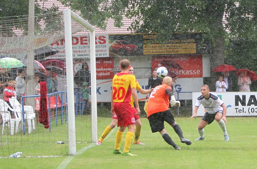 Im zweiten Durchgang drehte Budissa ordentlich auf und hatte so manche Chance zur Führung. Hier ist jedoch der gastgebende Torhüter Felix Woithe Sieger gegen Franz Pfanne (rechts, Bautzen). Foto: Torsten Zettl