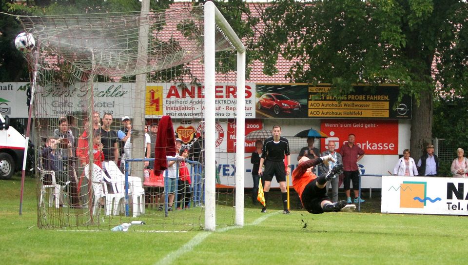Gegen den Handelfmeter von Martin Hoßmang hatte dann der Torhüer der Bad Muskauer Felix Woithe keine Chance, der Ball knallt unhaltbar ins Netz. Foto: Torsten Zettl