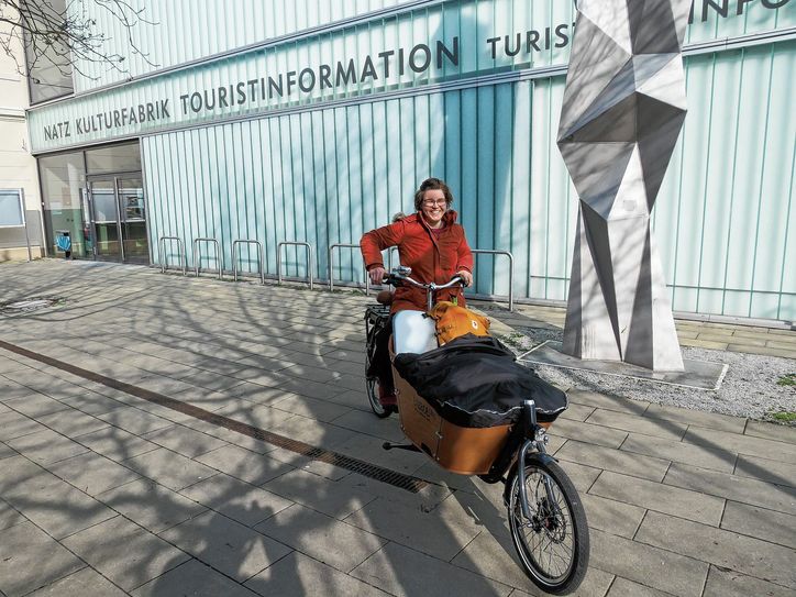 Julia Kieschnick auf Spritztour mit dem neuen Lastenrad der Kufa. Foto: Silke Richter