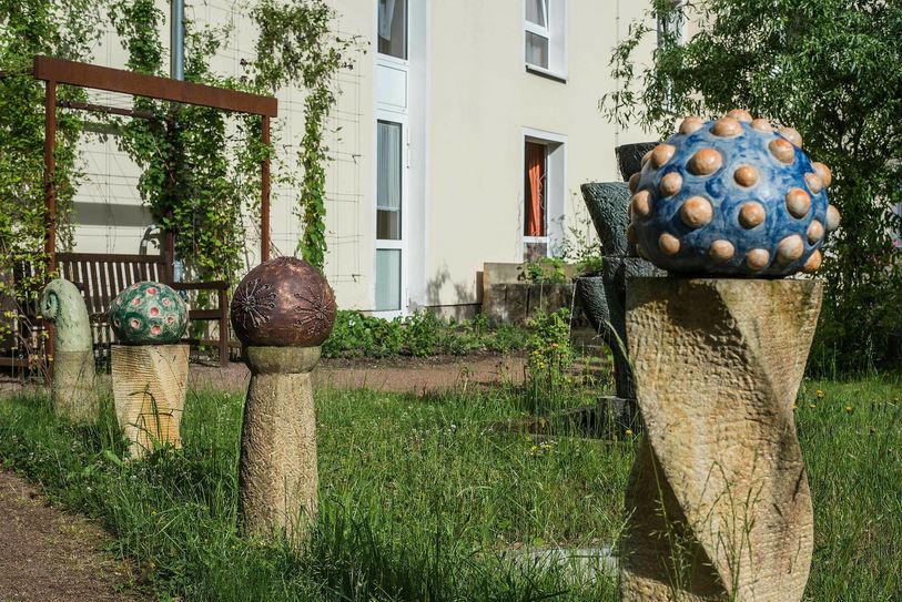 ... mit Sinnesgarten im großzügigen Außengelände.                  Fotos: DRK