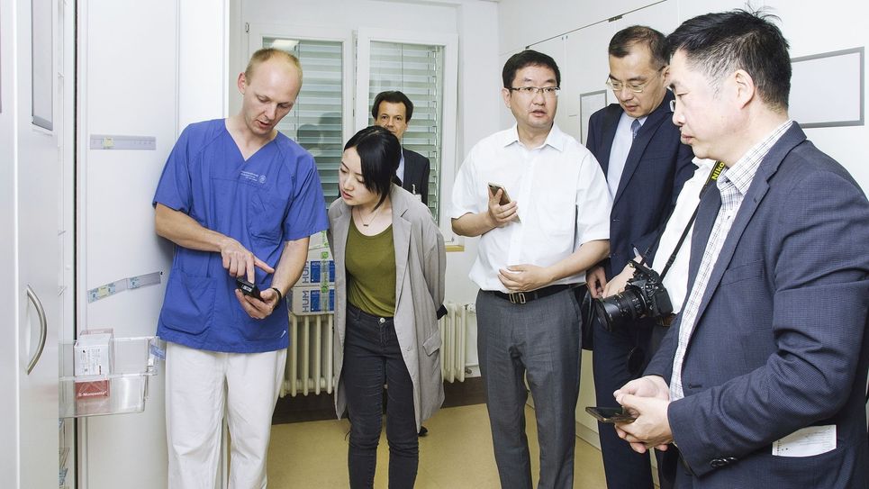 Manager eines Shanghaier Klinikverbundes informierten sich über die Logistik. Foto: Uniklinikum Dresden