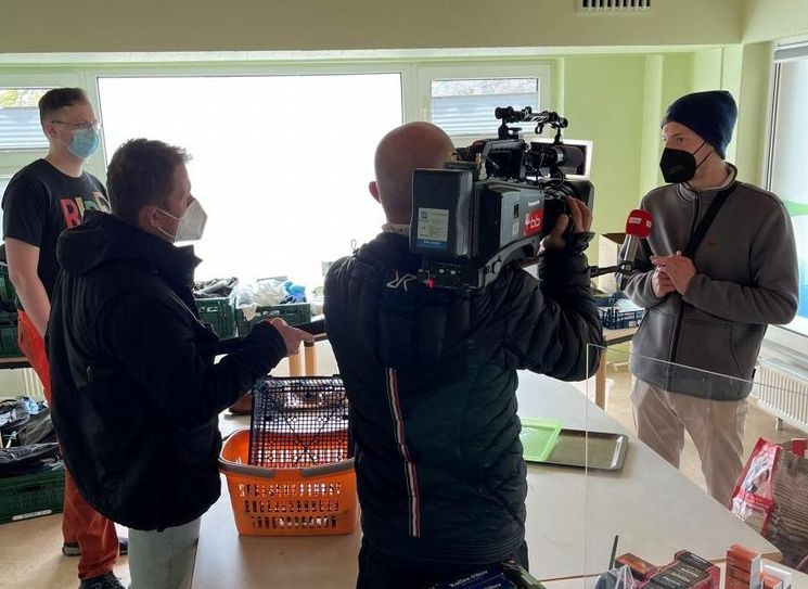 Architektur-Student der BTU Cottbus-Senftenberg Gordian Rau gibt dem Redaktionsteam von "Brandenburg aktuell" Einblicke in die Herausforderungen seiner Kommilitoninnen und Kommilitonen während der Coronakrise. Foto: Albert-Schweitzer-Familienwerk Brandenburg e.V.