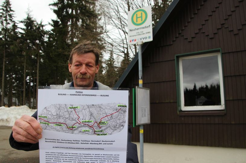 Dietmar Hofmann macht sich für eine Bus-Kammlinie zwischen Altenberg und Rechenberg-Bienenmühle stark. Diese soll zwei Mal täglich verkehren in beide Richtungen und auch Orte rechts und links der Strecke bedienen, darunter Moldava (CZ) und Hermsdorf.            Foto: Schramm